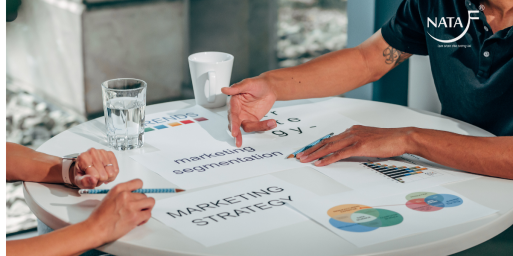 Khách hàng của B2B Marketing đang chủ động tìm hiểu giải pháp qua nội dung xã hội của thương hiệu Khách hàng của B2B Marketing đang chủ động tìm hiểu giải pháp qua nội dung xã hội của thương hiệu